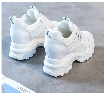 Маленькие белые туфли с рельефом внутри из натуральной кожи для женщин, новинка 2023 года, универсальная обувь для занятий спортом и отдыха на наклонном каблуке на шнуровке