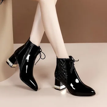 Стильные женские ботинки на высоком каблуке с острым носком 2023 г. Женские ботинки из высококачественной черной лакированной кожи, удобные модельные туфли на среднем каблуке
